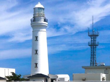 「幸せを呼ぶポスト」も！？青い空に、白い灯台が美しい！！関東・銚子半島で最も東に位置する「犬吠埼灯台」