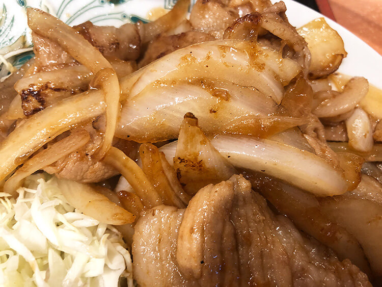 こんがり炒められた玉ねぎが美味