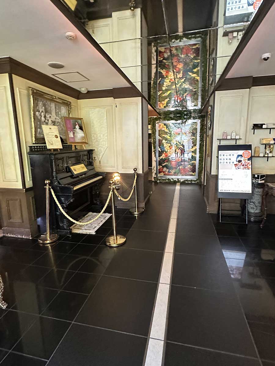 まるで異国の邸宅。非日常を感じるクラシカルな空間