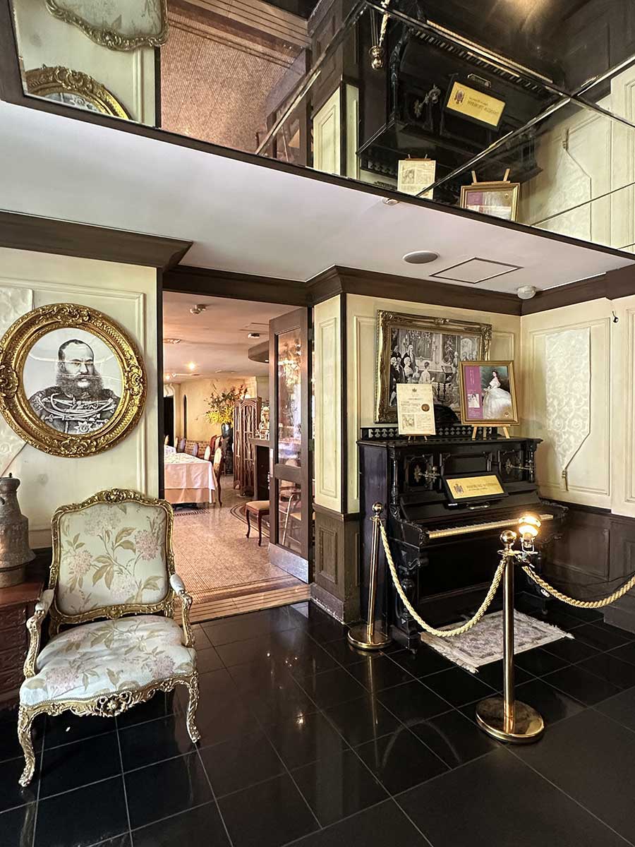 まるで異国の邸宅。非日常を感じるクラシカルな空間