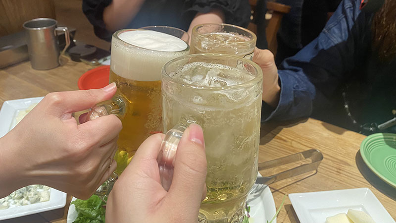 楽しい夜の始まりは乾杯から