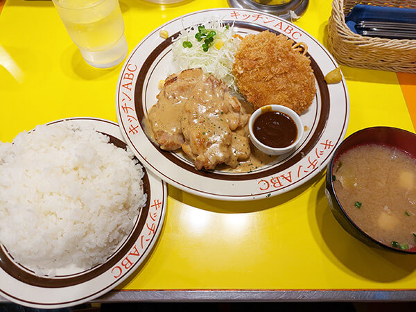 チキンソテー香味クリーム仕立て＆メンチカツ（デミソース添え）