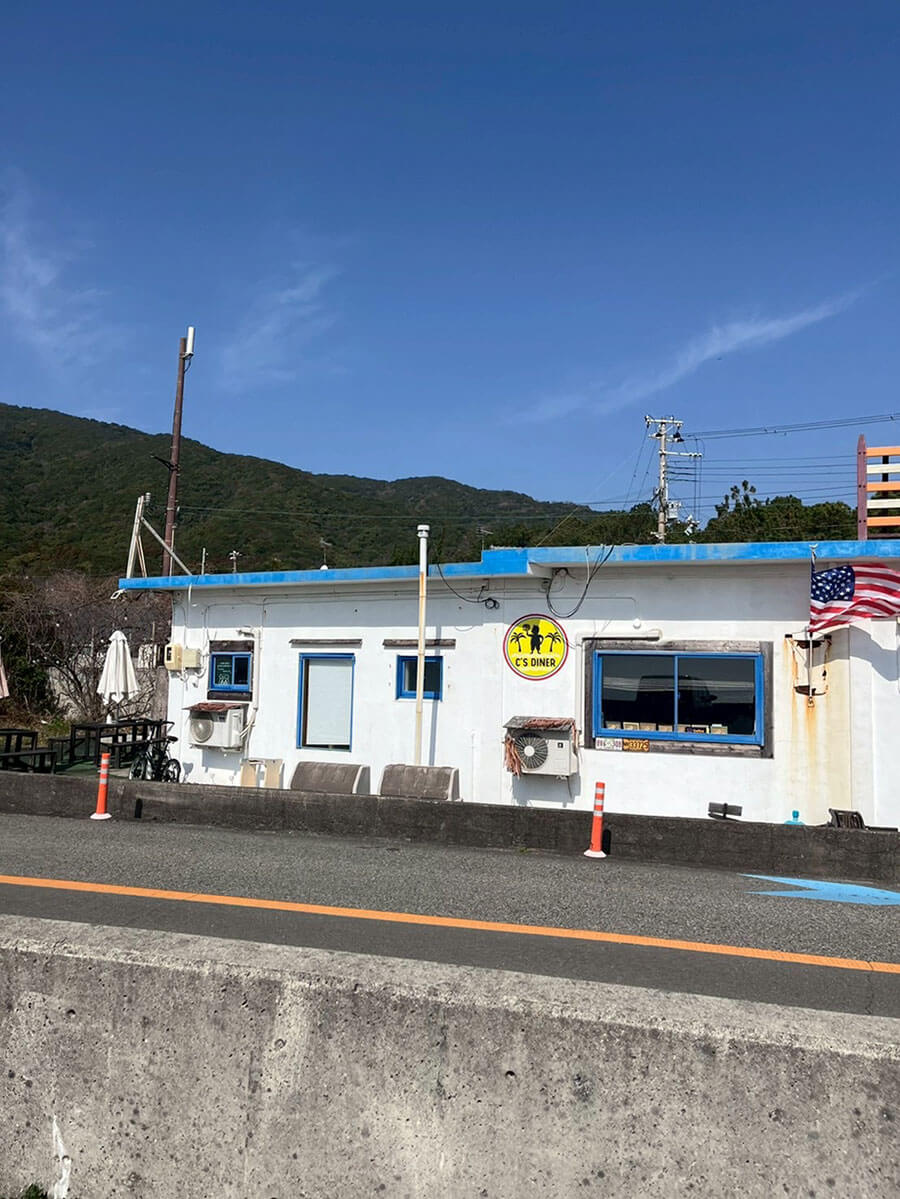 目を引く黄色いロゴと、ハンバーガーを持った男の子のマークが印象的