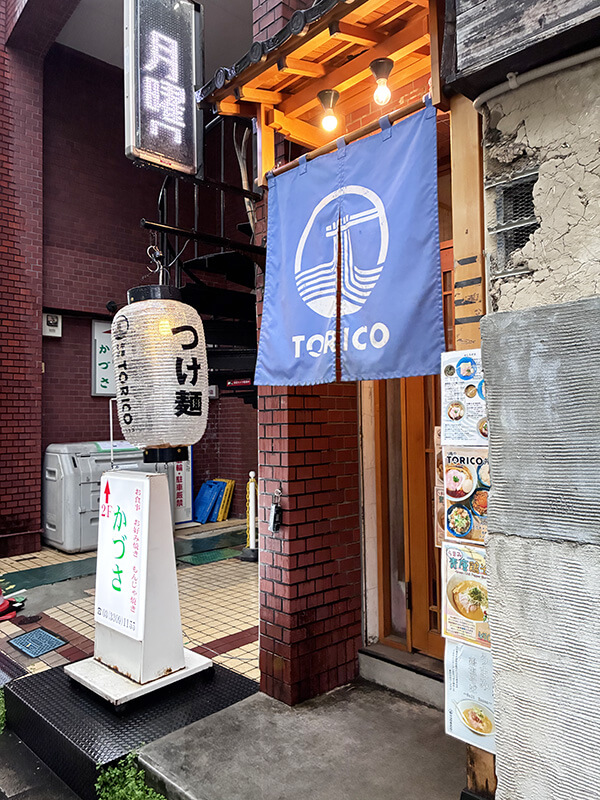 大きな提灯が目印！