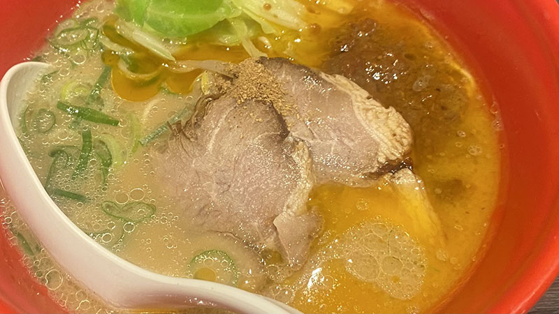 厚みのあるチャーシューはとろっと柔らか！スープとの相性抜群