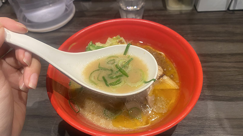 レンゲ一杯で旨みが広がる、とろっとクリーミーな豚骨